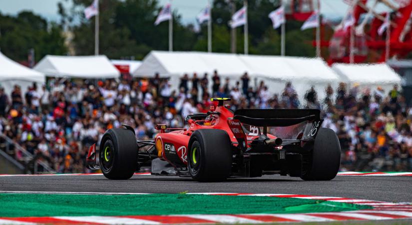 A Ferrari elégedett, mert faragott hátrányából a Mercedes mögött