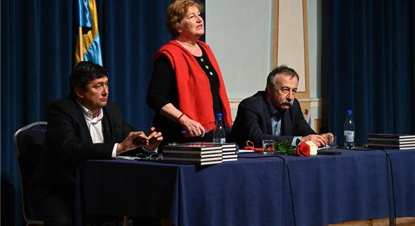 Eltávolították Szili Katalinék koszorújáról a magyar nemzeti színű szalagot Sepsiszentgyörgyön