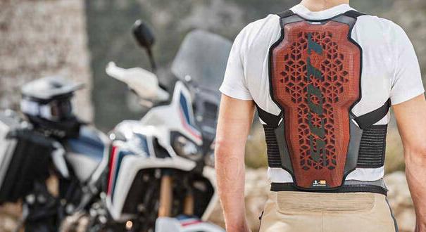 Megvédenek minket magunktól – a motoros protektorok története