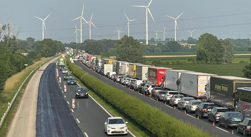 Újabb munka indul az M1-esen, nagy lehet a dugó Komárom és Bábolna térségében