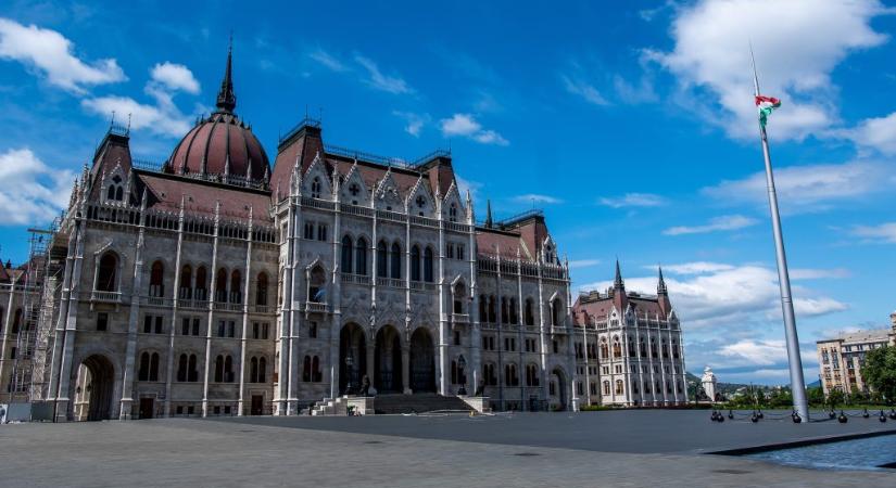 Novák Előd tiszteletdíját csökkentheti kedden a parlament