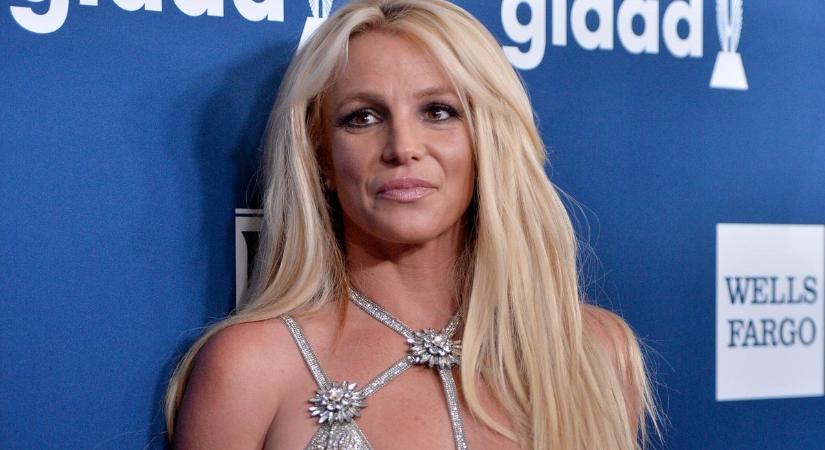 Britney Spears újabb sokkoló videót osztott meg: késekkel hadonászik a felvételen – videó