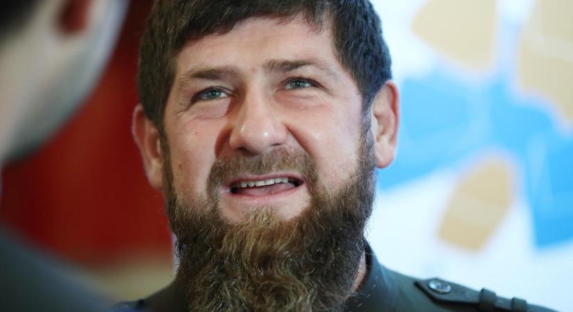 Nem esett messze az alma a fájától: Putyin csecsen csatlósa büszke a 15 éves fiára, amiért az összevert egy Korán-égetőt a fogságban – Videón a jelenet