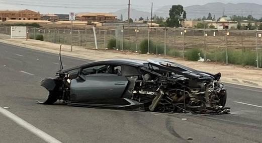 Nem éppen szimpatikus dolgairól híressé vált blogger darabokra törte a Lamborghinijét egy utcai versenyen