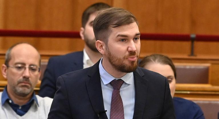 Bekapcsolva maradt a Momentum elnökének mikrofonja a parlamentben, kínosan elszólta magát
