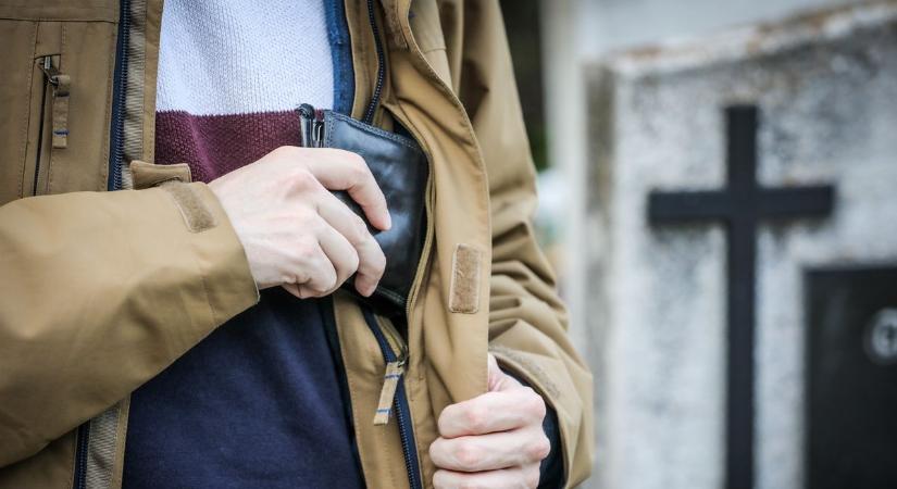 Amíg a két férfi italozott egy celldömölki lakásban, addig a nő meglopta az egyiküket