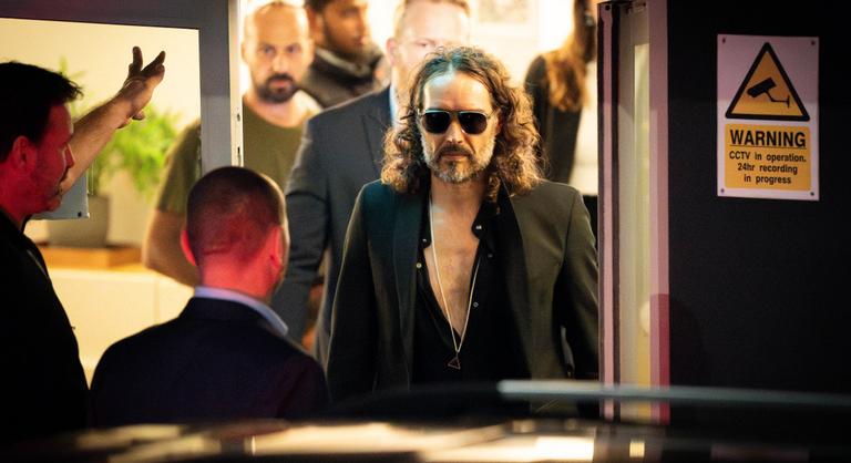 Egyre nagyobb a baj Russell Brand körül