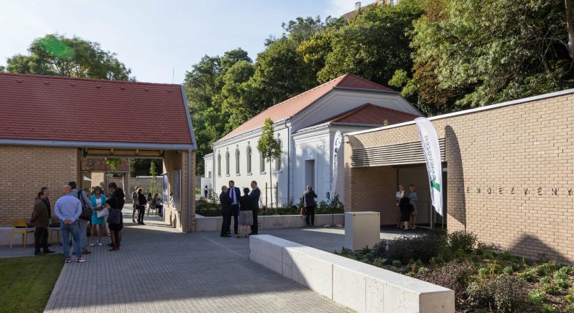 2,4 milliárd forintból készült rendezvényközpontot adtak át Veszprémben