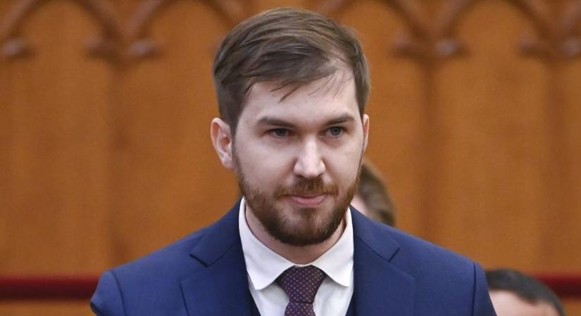"Hú, ezt nagyon elb*sztam!" - őszinteségi rohamot kapott a Parlamentben a Momentum elnöke - videó