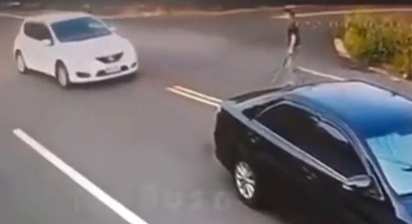 Vita után beverték egy autó szélvédőjét, ami ezután jött, az a közúti balhék teljesen új szintje - videó