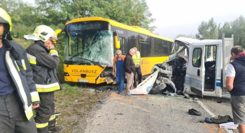 Busz és egy kisteherautó ütközött frontálisan Bátaszéknél