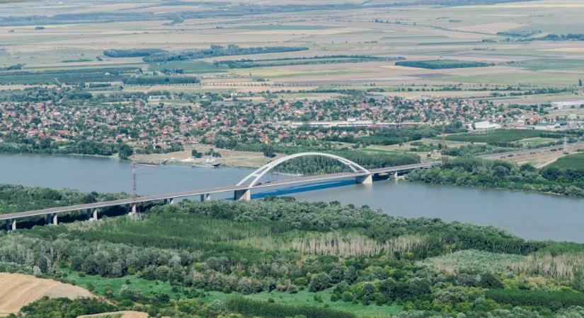 Dunába akart ugrani a hídról egy fiatal nő, miután szakított vele a párja
