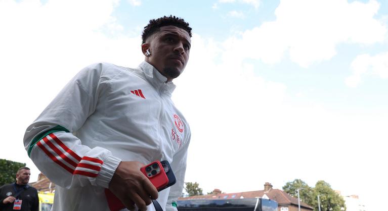Egyre nagyobb a balhé a United sztárja körül, már csapata ebédlőjébe sem teheti be a lábát