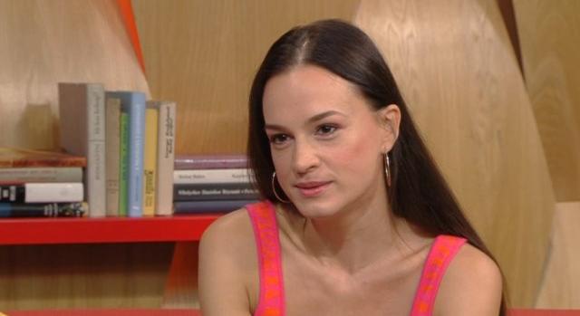 Gubik Petra egy jobb sorsra érdemes örömlányt alakít a Madách színpadán