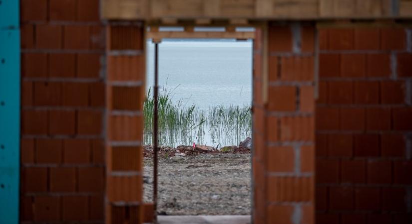 Kikötőt akar a tulajdonos Balatonakaliban a volt kemping elé, ahonnan kiirtották a nádast