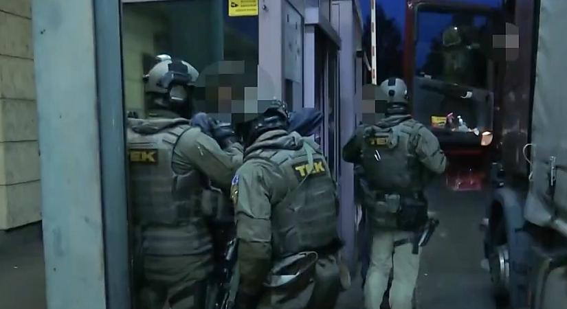 Letartóztattak két hajdú-bihari határrendészt, akiket vesztegetéssel gyanúsítanak – videóval