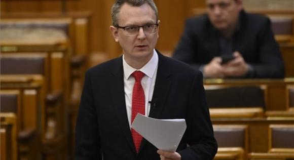 Rétvári: Nem érkeztek panaszok az új ügyeleti rendet bevezető megyékből