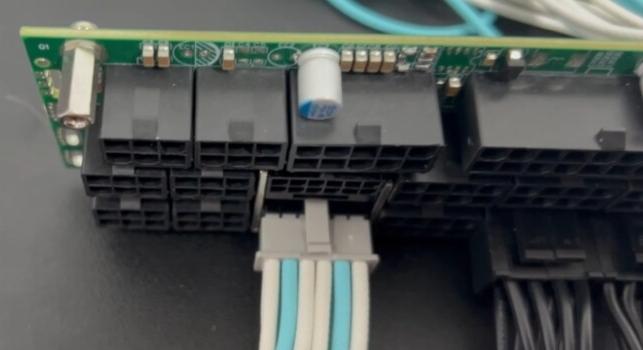 Strapabírónak tűnik a 12V-2x6-os tápkonnektor