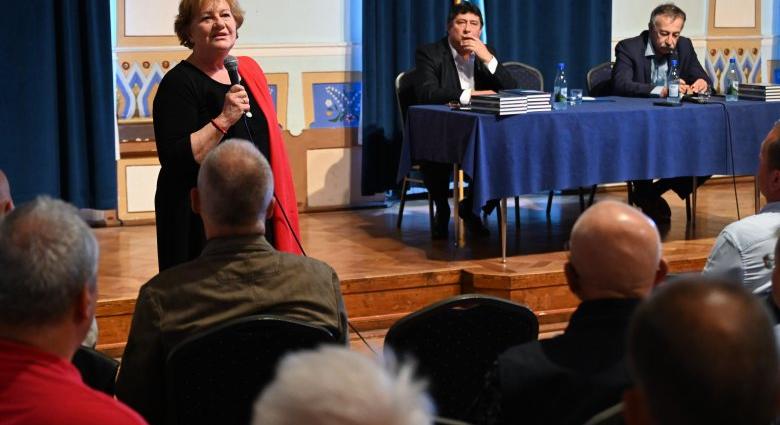 Incidens Sepsiszentgyörgyön: nem maradhatott Szili Katalinék koszorúján a piros-fehér-zöld szalag