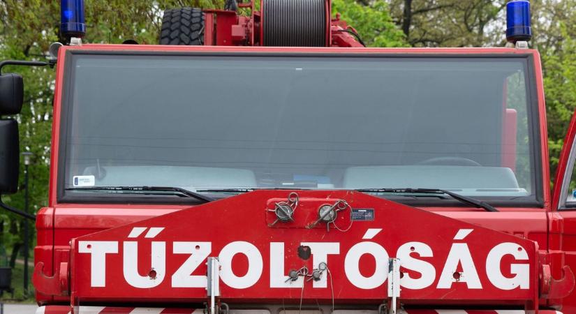 Tatabányai tűzoltók rohantak az M1-esre, italokat szállító kamion borult lángba