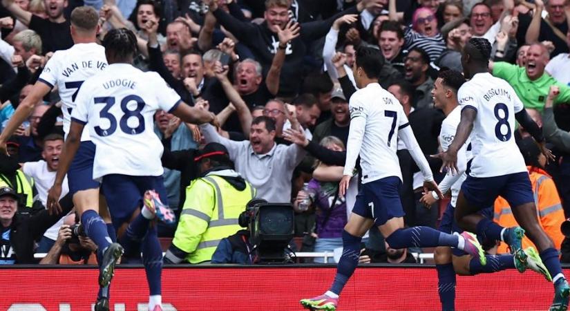 Kínos helyzetbe hozta a riporter a Premier League sztárfocistáját - videó