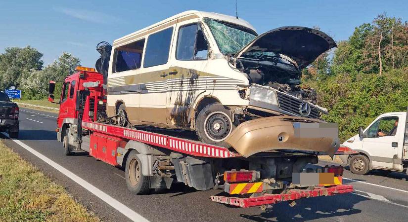 Katonák álltak meg segíteni: az oldalára borult egy kisbusz az M7-esen – fotók a helyszínről