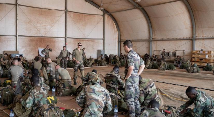 Párizs veresége a küszöbön álló nigeri kivonulás