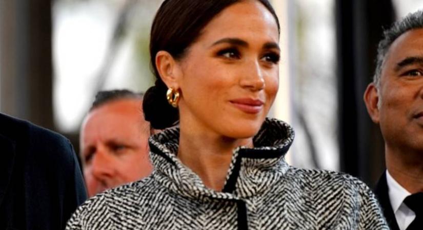Ciki, Meghan hercegné milyen helyzetbe került a színpadon: mutatjuk a videót