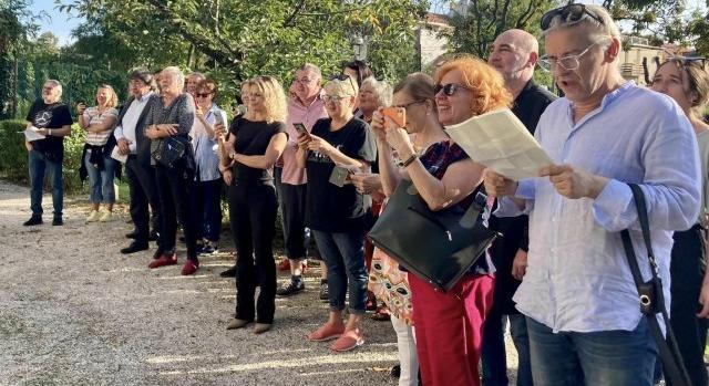 Szerenádot adtak a 80 éves Csomós Marinak a radnótis színészek