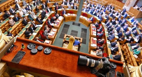 Felfüggesztették a parlamenti belépőjét a Telex egyik újságírójának, miután elaludt az Országházban