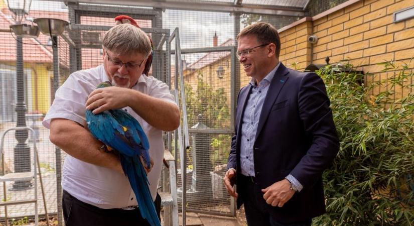 Dézsi kivette a Papagájmentő Alapítványt az állatvédelmi pályázat meghívott résztvevői közül
