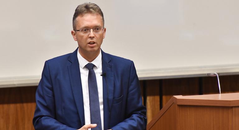A kormány szerint az egyetemi modellváltás erősíti a versenyképességet