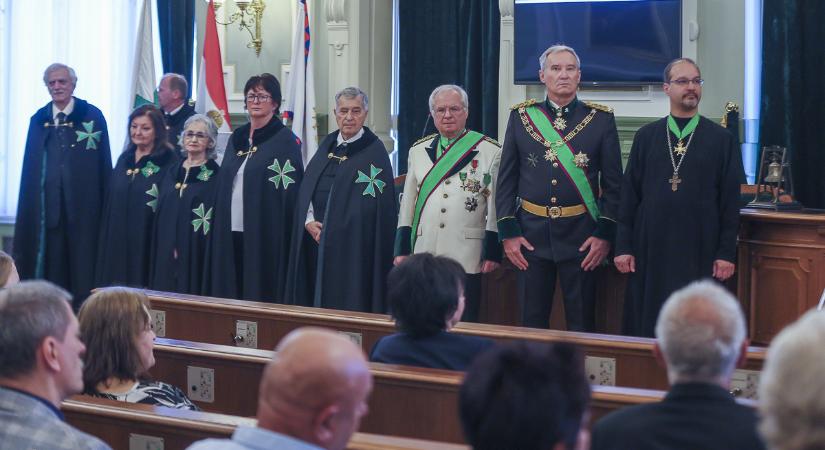 Lovagrendi kitüntetéseket adtak át a városházán