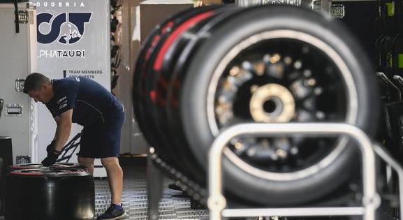 A Forma-1-ből is pénzt akar csiholni az Adidas