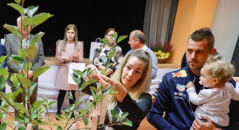 Tündérkert-ünnepség Vépen: 44 gyermekkel gyarapodott a város 2022-ben - fotók
