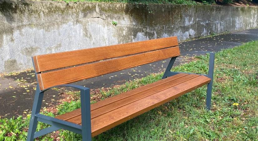 Pár új utcabútor kerül az egri közterületekre