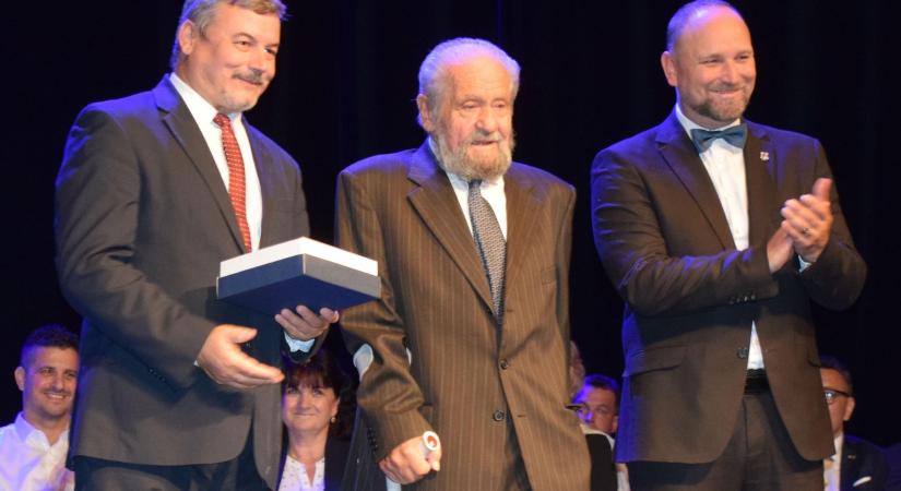 Nagyszombat megye 33 személyt és közösséget tüntetett ki