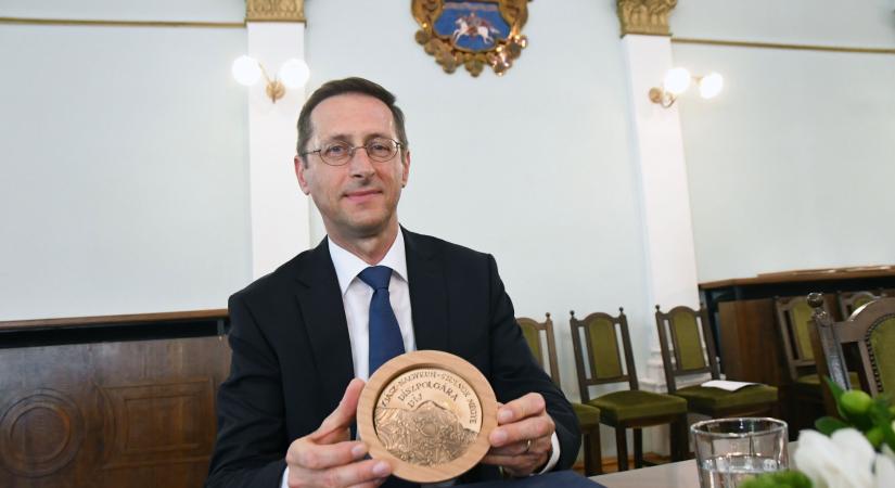 Varga Mihály egy minisztériumi közlemény szerint a magyar euróbevezetésről beszélt egy konferencián, ahol nem beszélt róla