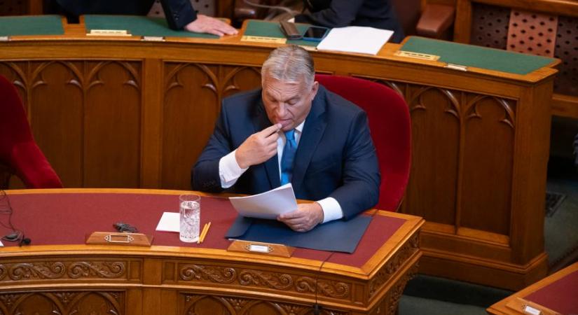 Videón, ahogy Orbán Viktort kérdésekkel provokálják, majd úgy tesz, mint aki nem hallja