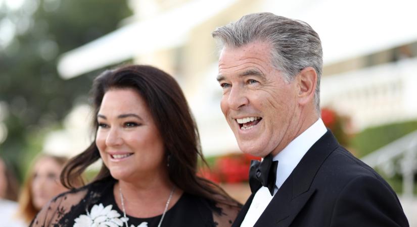 Pierce Brosnan megmutatta, hogyan is viselkedik egy szerelmes férj