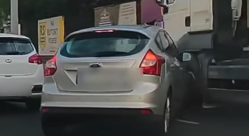 Lepadkázta a kocsit, ezért félre akart állni, egyenesen egy teherautó elé hajtott Budapesten - videó