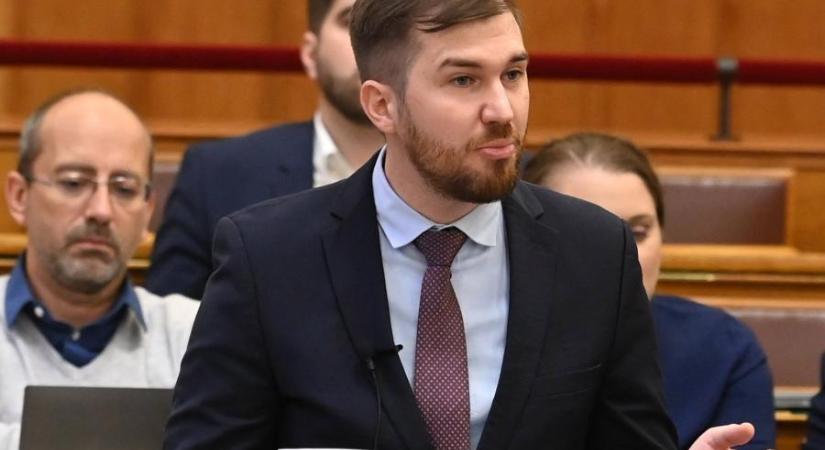 Trágár jelzővel szólta le saját magát a Momentum frakcióvezetője
