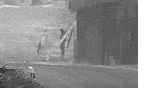 Videón, ahogy gépkarabéllyal biztosítja a határsértést egy embercsempész Röszke térségében