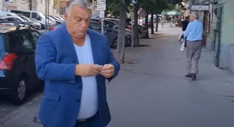 Orbán Viktor elővett egy adag készpénzt az utcán, számolgatta, majd besétált egy ferencvárosi házba – videó