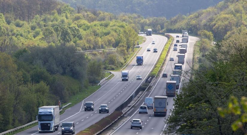 Felborult egy autó az M1-esen Tatabánya közelében