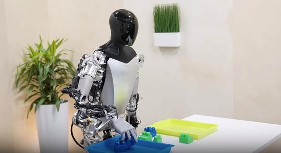 Videó: kockákat válogat és jógázik a Tesla egyre ügyesebb humanoid robotja