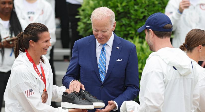 Gyógytorna, sportcipő, átalakított különgép: A Fehér Ház minden elkövet, nehogy Biden újra elessen