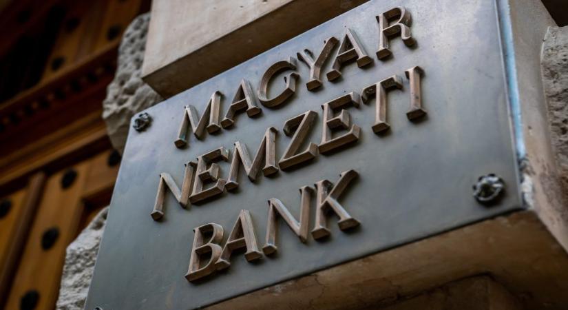 Újabb vágással összeért a jegybank két kamata
