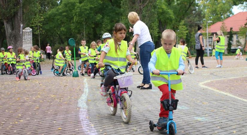 Akadálypályán köröztek a kicsik Dorogon