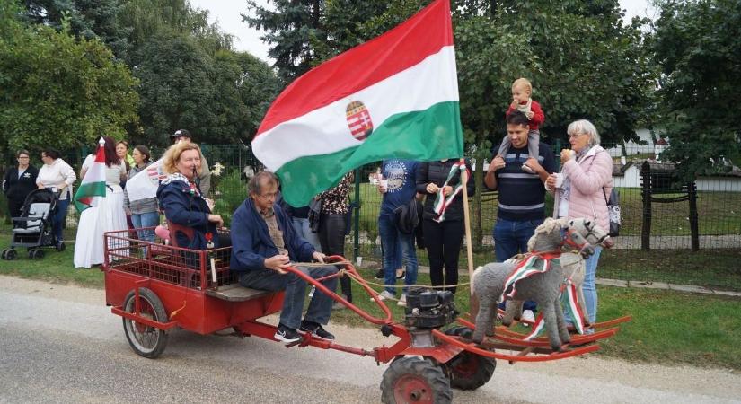 Szüreti mulatságot tartottak Ászáron, megnézték az imázsfilmet is